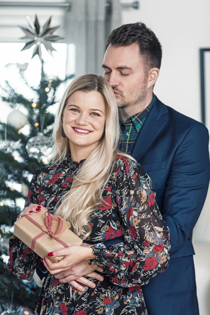 LYKKELIG: Sandra stråler av lykke, og hun og forloveden Lasse er svært fornøyd med å feire jul etter å ha gjennomgått et tøft år. LYKKELIG: Sandra stråler av lykke, og hun og forloveden Lasse er svært fornøyd med å feire jul etter å ha gjennomgått et tøft år.