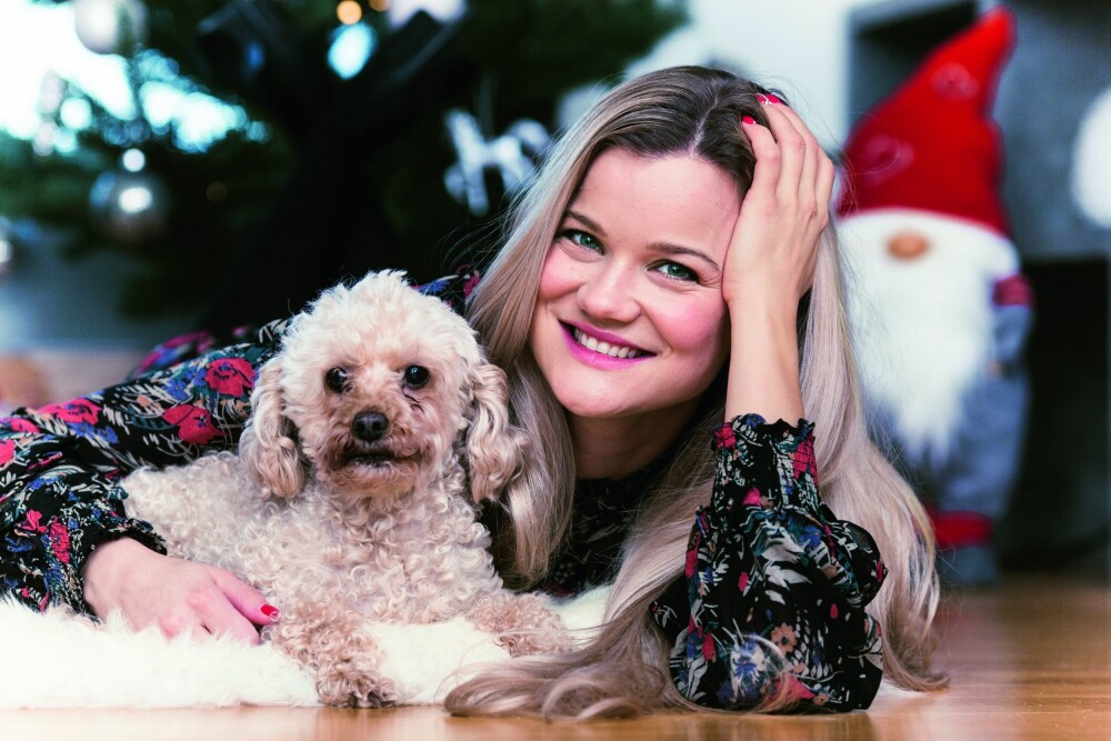 HJELPER ANDRE: Sandra har skrevet sangen "Julefantasi" om folk som ikke har det så godt i julen, og hun passer selv på å ringe til mennesker som sliter. HJELPER ANDRE: Sandra har skrevet sangen "Julefantasi" om folk som ikke har det så godt i julen, og hun passer selv på å ringe til mennesker som sliter.