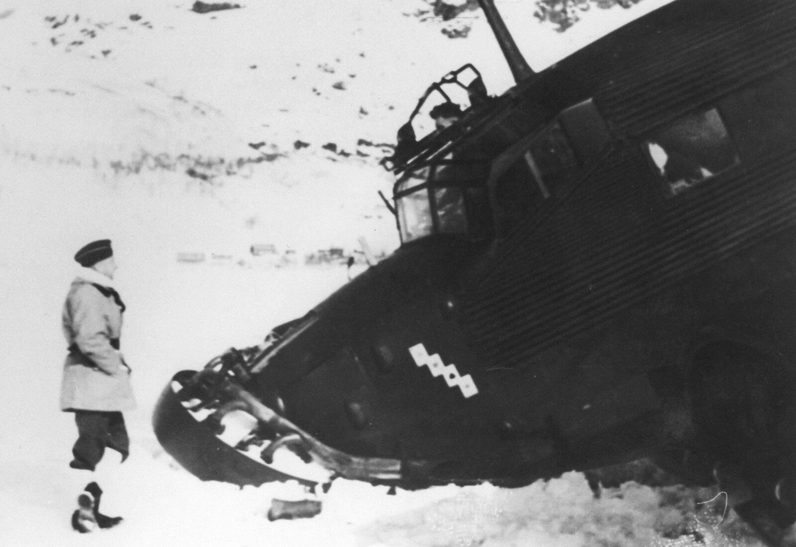 <b>PÅ TRYNET:</b> Hitler prøvde å fly kanoner til Narvik for å lappe på en planleggingsblunder. Flyene kom aldri lenger enn til Hartvikvannet ved inngangen til Vassdalen. 