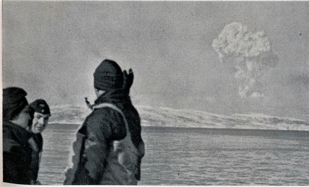 <b>SMILENE STIVNET:</b> Tyske marinegaster i Narvik så røykskyen og trodde et britisk skip gikk i luften. Men røyken kom fra Rauenfels, truffet av en granat midtskips der 150 000 liter bensin var lagret.