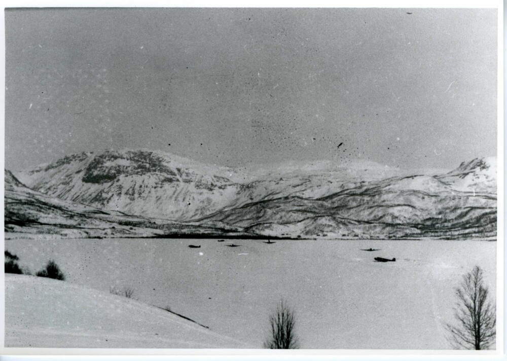 <b>SØRPA FULL:</b> I én meter kram snø og sørpe landet 11 trans­port­fly på Hartvikvannet ved Narvik med kanoner til erstatning for kanonene på transport­skipene som aldri kom frem.