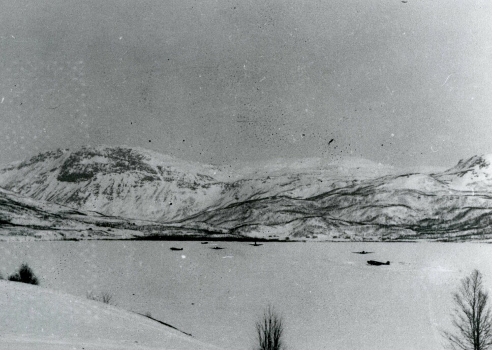 <b>SØRPA FULL:</b> I én meter kram snø og sørpe landet 11 trans­port­fly på Hartvikvannet ved Narvik med kanoner til erstatning for kanonene på transportskipene som aldri kom frem.