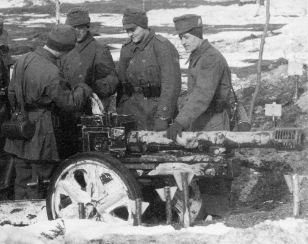<b>BEDRE ENN IKKENO:</b> En av kanonene som ble fraktet med de tyske flyene som landet på Hartvik­vannet. Artilleristene som står rundt kanonen ble også fraktet til Narvik med de 11 JU 52.