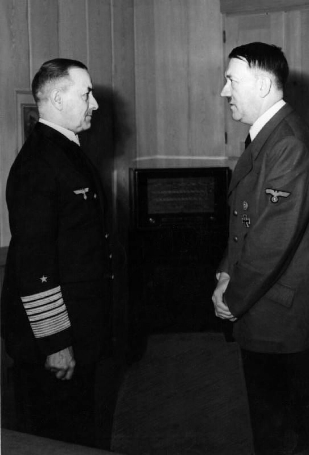 <b>SORRY, ADOLF:</b> Storadmiral Erich Raeder (t.v.) orienterte Hitler om at Kriegsmarine ikke kunne bidra tilstrekkelig etter nederlaget i Narvik.