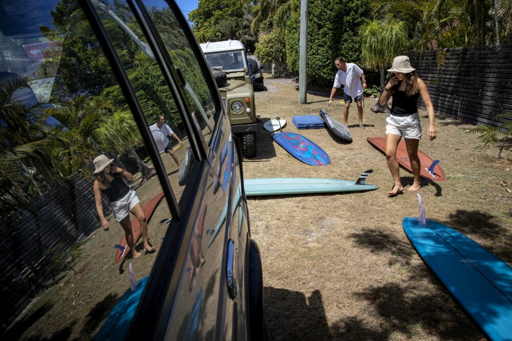 <b>BILEN ER VIKTIG: </b>Flere av de beste surfer-stedene langs The Sunshine Coast, ligger litt avsides. Kraftige firehjulsdrevne biler derfor ofte viktig. Her pakker ungdommene brettene på Amalie sin Pajero.