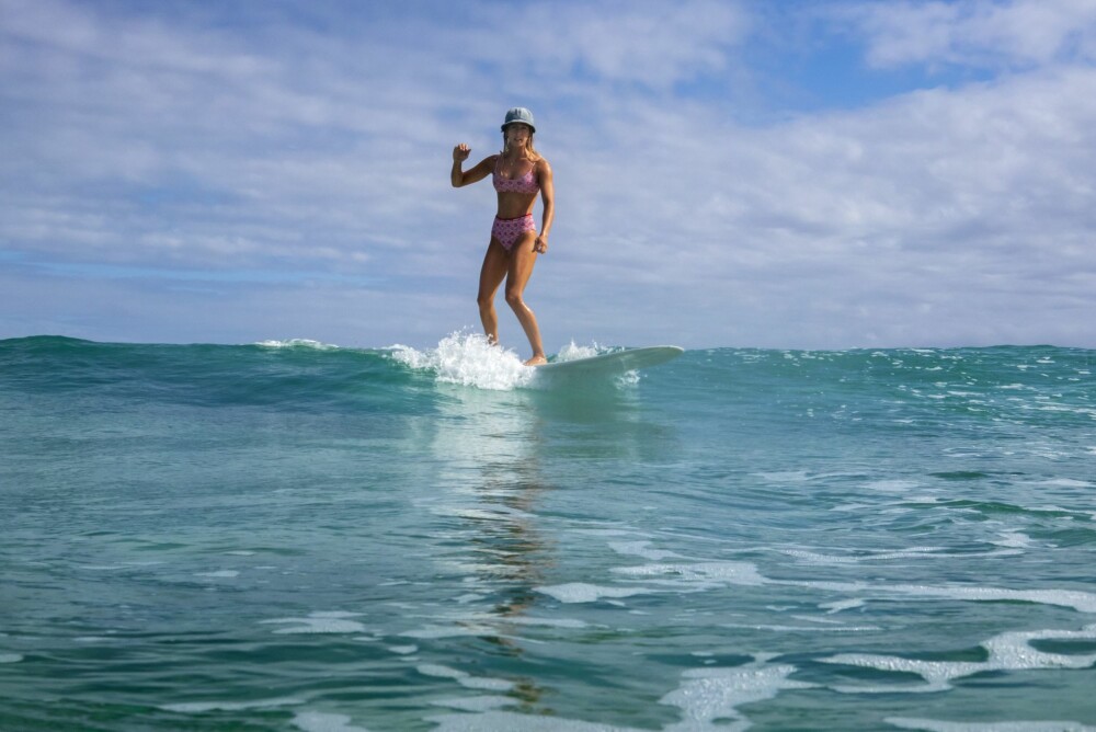 <b>RIR BØLGEN: </b>Mieke, som faktisk er så god til å surfe at hun blir sponset av flere surfeklær-merker, rir på en bølge ved Rainbow.