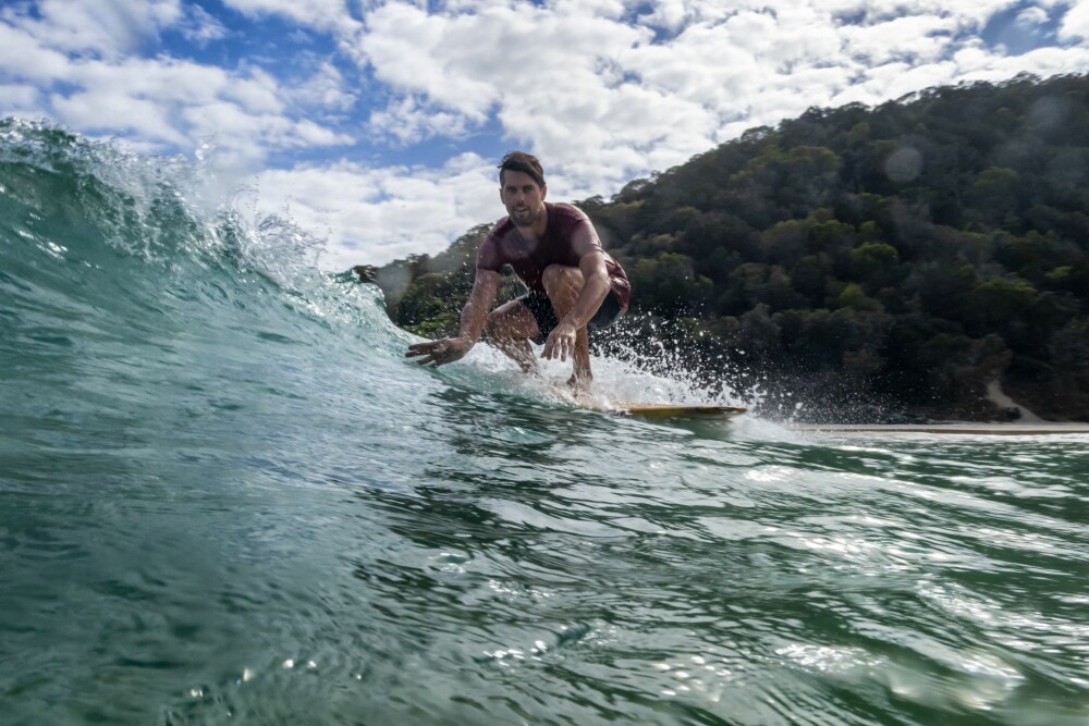 <b>SURFS UP: </b>En av Will sine venner, har funnet en bølge og står så langt han kan. Klart at dette er gøy.