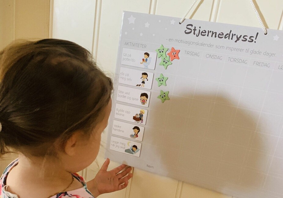 SER STJERNER: May Emily (3) liker belønningstavlen, og den fikk definitivt fart på pottetreningen hennes. SER STJERNER: May Emily (3) liker belønningstavlen, og den fikk definitivt fart på pottetreningen hennes.