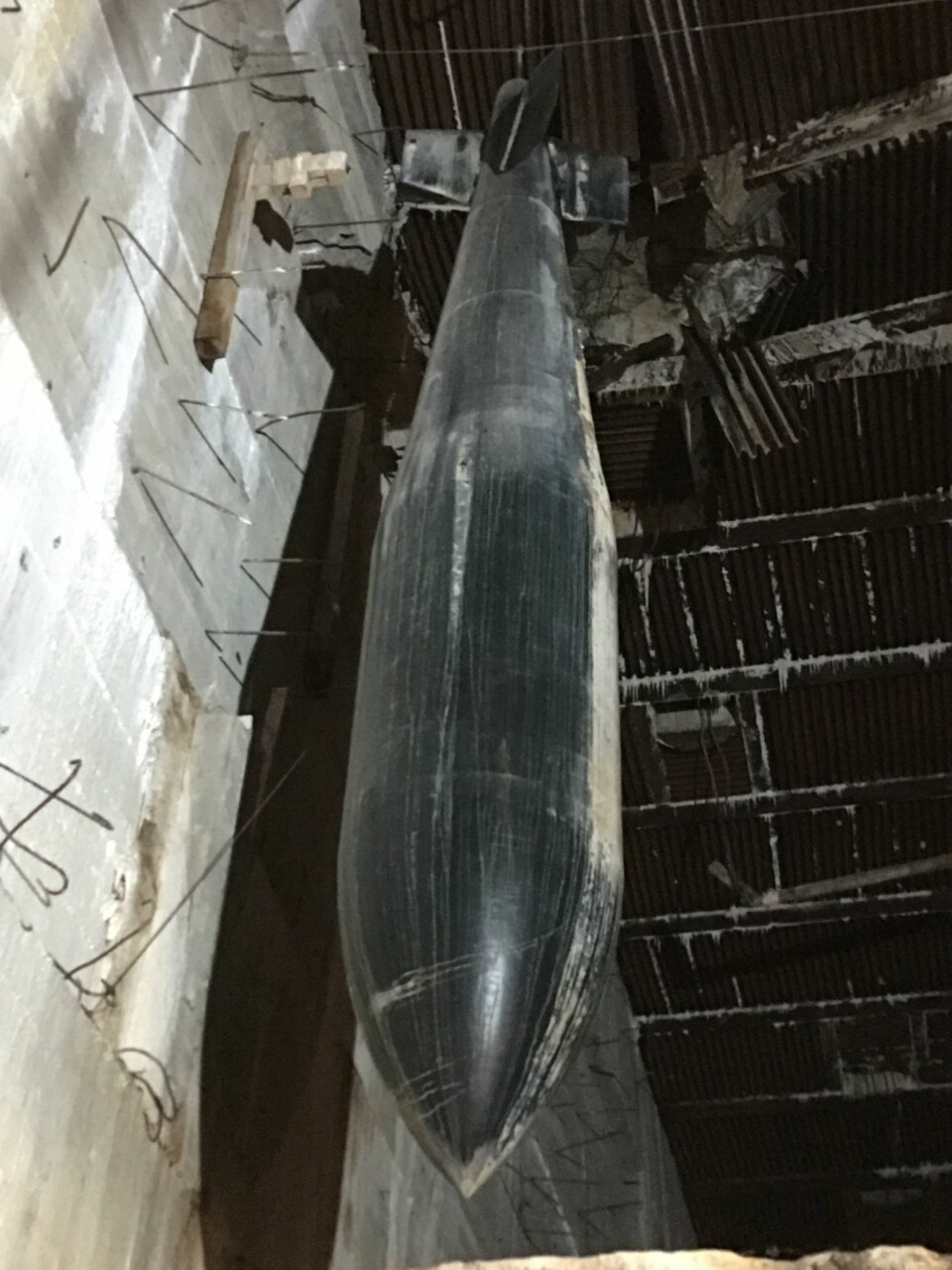 BOMBE: En Tallboy henger utstilt i bunkeren.