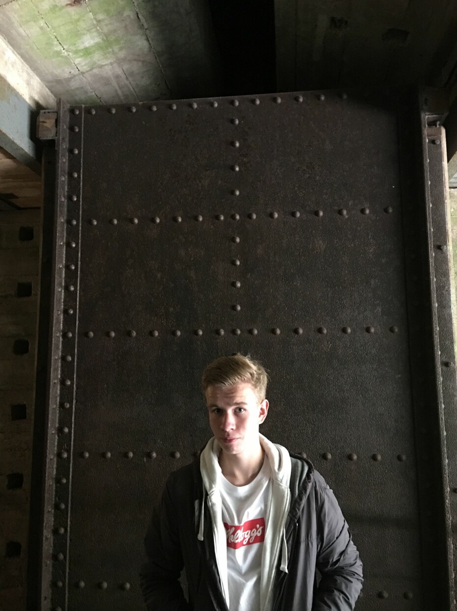 TURIST: Dimensjonene på konstruksjonen er enorme, og det gjelder også dørene. Bildet viser hvor tykk døren er.