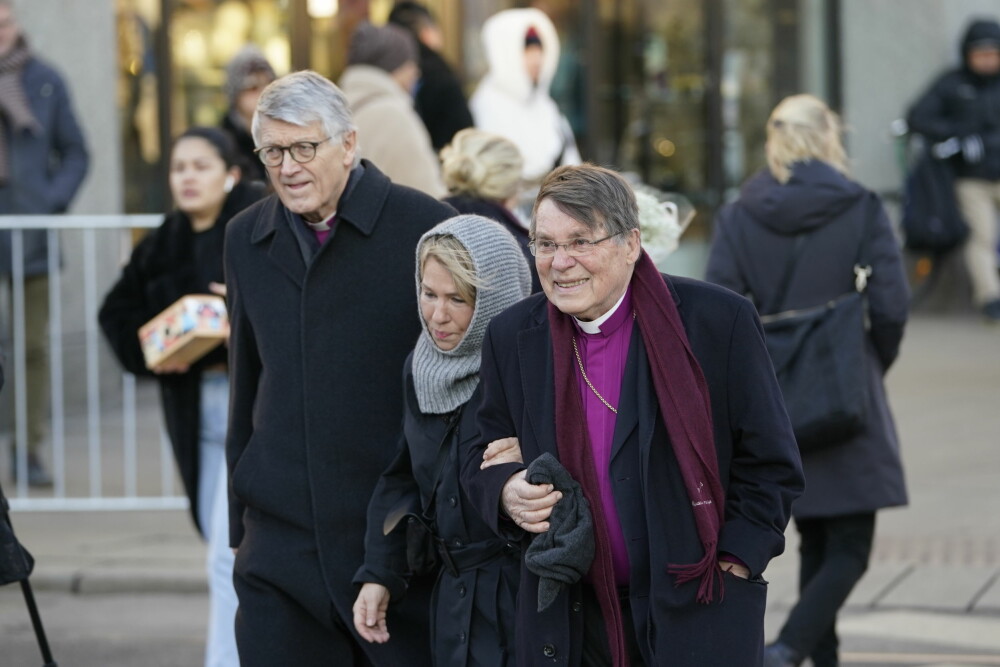 <b>TOK FARVEL:</b> De tidligere biskopene Finn Vagle (til venstre) og Gunnar Stålsett med kona Unn Stålsett. 