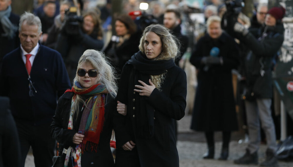 TOK FARVEL: Aris kjæreste Ebba Rysst Heilman (til høyre) på vei inn i Oslo domkirke.