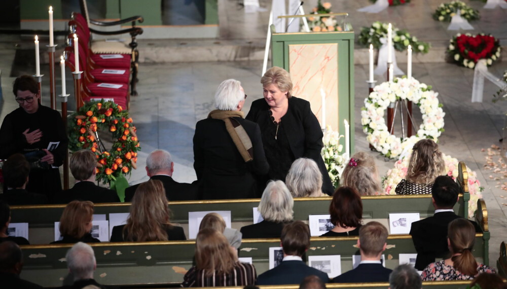 TOK FARVEL: Statsminister Erna Solberg kondolerer til Aris pappa Olav Bjørshol.