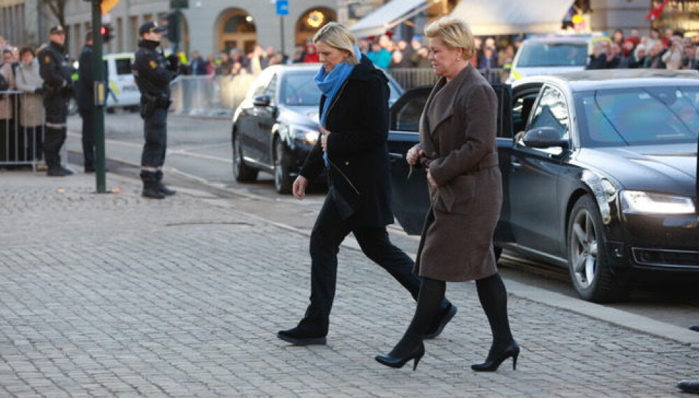 TOK FARVEL: Frp-politikerne Sylvi Listhaug og Siv Jensen kom sammen til Oslo domkirke.
