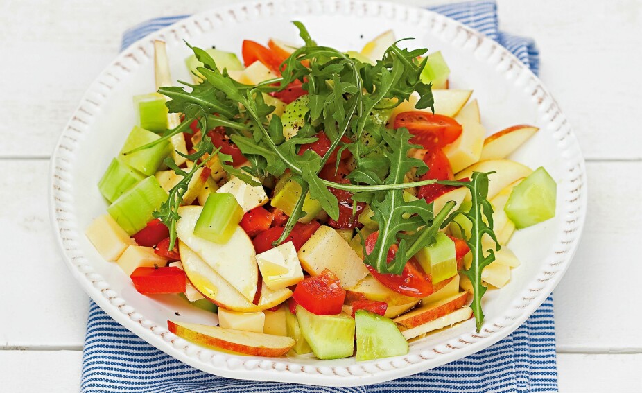 SALAT: Start dagen med en sunn salat. Oppskrift fra "Lavkarbo – husmannskost" av Anna Halle, Lille Måne Forlag. SALAT: Start dagen med en sunn salat. Oppskrift fra "Lavkarbo – husmannskost" av Anna Halle, Lille Måne Forlag.