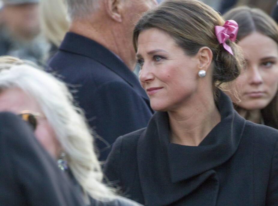TOK FARVEL: Prinsesse Märtha var naturlig svært preget etter Ari Behns bisettelse.