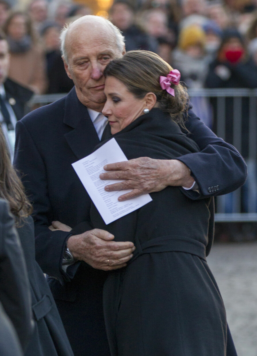 PAPPAS TRØST: Kong Harald klemte sin kjære datter utenfor Oslo domkirke etter bisettelsen.