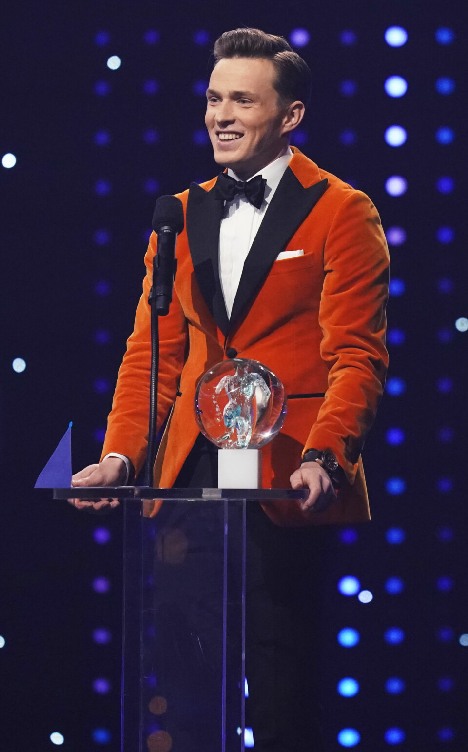 ALLE GODE TING ER TRE: Karsten Warholm fikk hele tre priser under Idrettsgallaen.