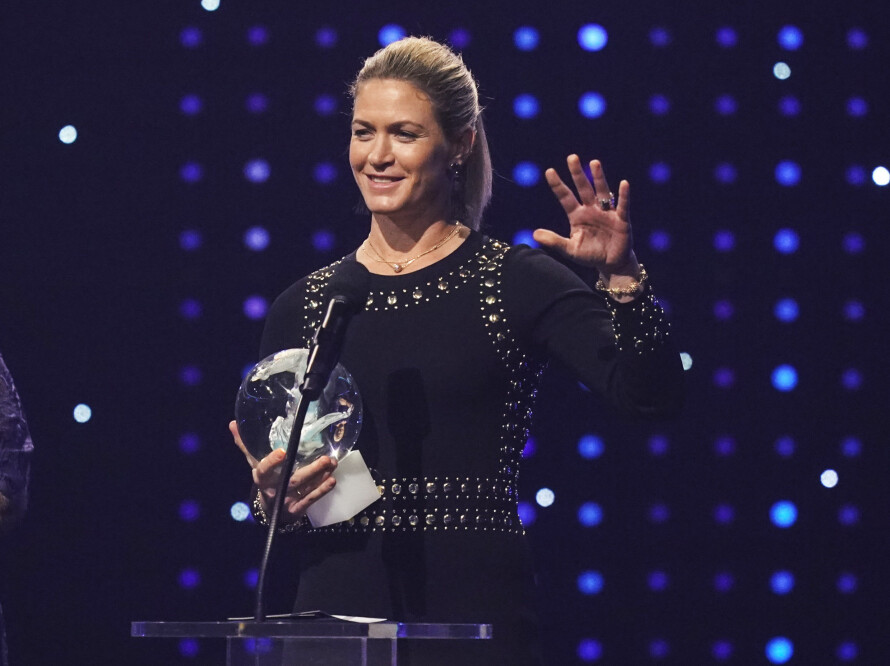 HEDRET: Suzann Pettersen ble tydelig rørt da hun fikk Idrettsgallaens hederspris.