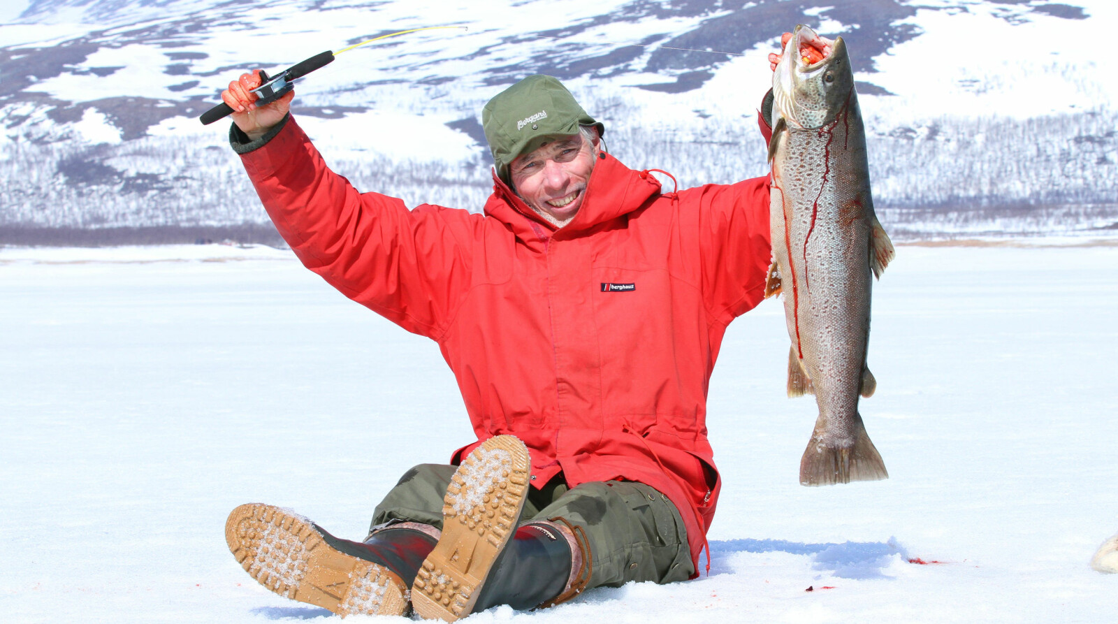 <b>DRØMMEN:</b> Å få storørret fra isen er fullt mulig. Her en fisk som tok balansepilk i Troms.