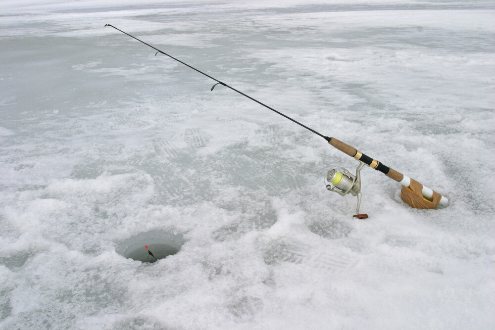 <b>SIKRE STÅSNØRET:</b>Å legge isfiskestanga på isen kan resultere i at fisken drar den ned gjennom hullet. Det er mange måter å sikre utstyret på, som her ved at et rør påmontert stangholder er satt ned i et hull boret skrått ned i isen.