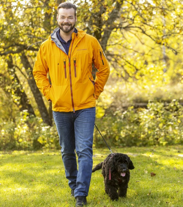 <b>MOSJON: </b>TV-profilen går daglige turer i skogen med familiehunden Molly som er en Cockapoo. – Hun er god å ha og fungerer utmerket som terapihund, sier Winger. <b>MOSJON: </b>TV-profilen går daglige turer i skogen med familiehunden Molly som er en Cockapoo. – Hun er god å ha og fungerer utmerket som terapihund, sier Winger.