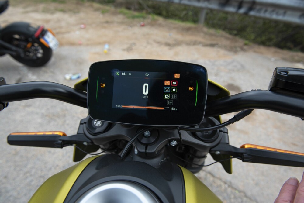 <b>DISPLAY:</b> Her kan man skreddersy kjøremodus etter humør og føreforhold. Man kan også koble seg på sykkelen via en smartphone-app.