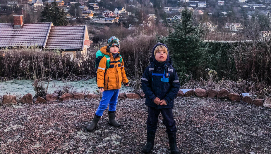TO BRØDRE: Da foreldrene fant ut at det var tvillinger i magen sto jubelen i taket. Mikkel og Filip sprer mye glede i familien. Diagnosen autisme, som ble stilt like før guttene var 3 år, kom som et sjokk for foreldrene. TO BRØDRE: Da foreldrene fant ut at det var tvillinger i magen sto jubelen i taket. Mikkel og Filip sprer mye glede i familien. Diagnosen autisme, som ble stilt like før guttene var 3 år, kom som et sjokk for foreldrene.