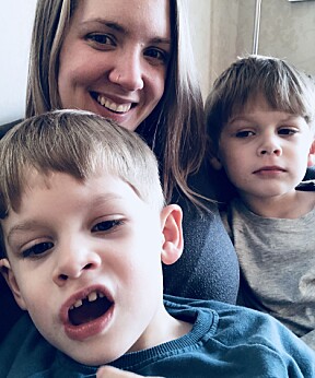 SJOKK OG LETTELSE: Mamma Madeleine hadde kjent på dårlig samvittighet, så da diagnosen kom var det et sjokk, men samtidig en lettelse over at det ikke var noe hun gjorde feil. SJOKK OG LETTELSE: Mamma Madeleine hadde kjent på dårlig samvittighet, så da diagnosen kom var det et sjokk, men samtidig en lettelse over at det ikke var noe hun gjorde feil.