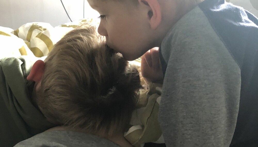 SØSKENKJÆRLIGHET: Mikkel og Filip har begynt så smått å finne glede i å leke med hverandre. SØSKENKJÆRLIGHET: Mikkel og Filip har begynt så smått å finne glede i å leke med hverandre.