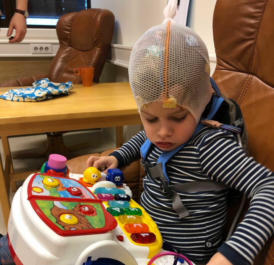 FÅR ANFALL: Mikkel tar en EEG-test etter et anfall i barnehagen vinteren 2018. Anfallene varer i 10-15 sekunder. Det skjer såpass sjelden og varer såpass kort at det ikke et farlig, bare ubehagelig. Det skjer som regel etter perioder med mye forandringer. Det var først da broren Filip fikk et anfall at foreldrene kom på sporet av diagnosen som rammet begge sønnene.