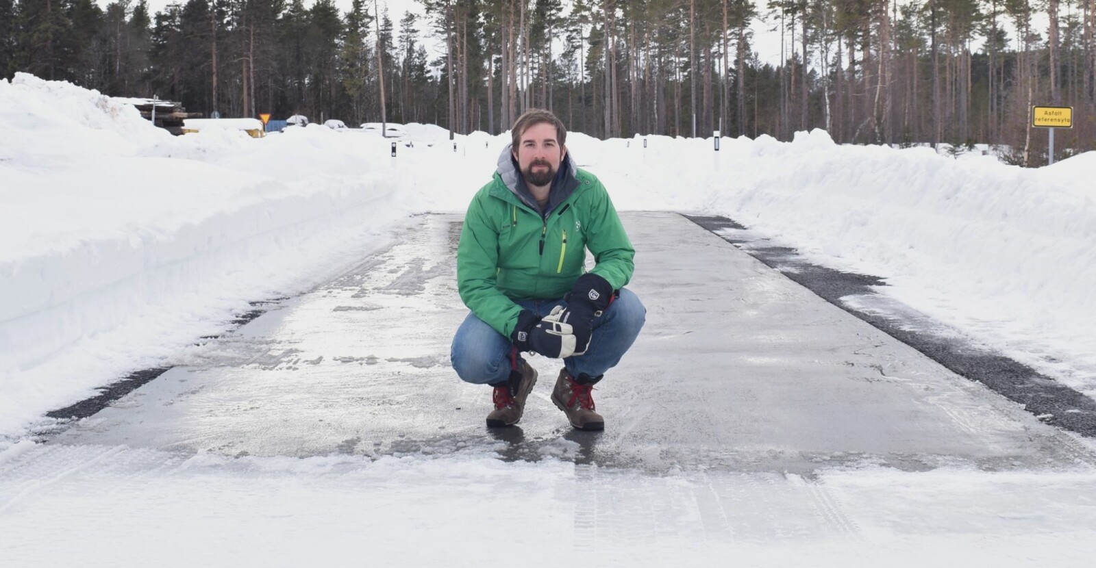 <b>MINDRE SALT:</b> Josef Johnsson forsker på hvordan bruk av solenergi kan gi bedre fremkommelighet på vinteren. Her fra et testfelt utenfor Östersund i Sverig. Målet er blant annet enklere vintervedlikehold, tryggere veier og mindre bruk av veisat.