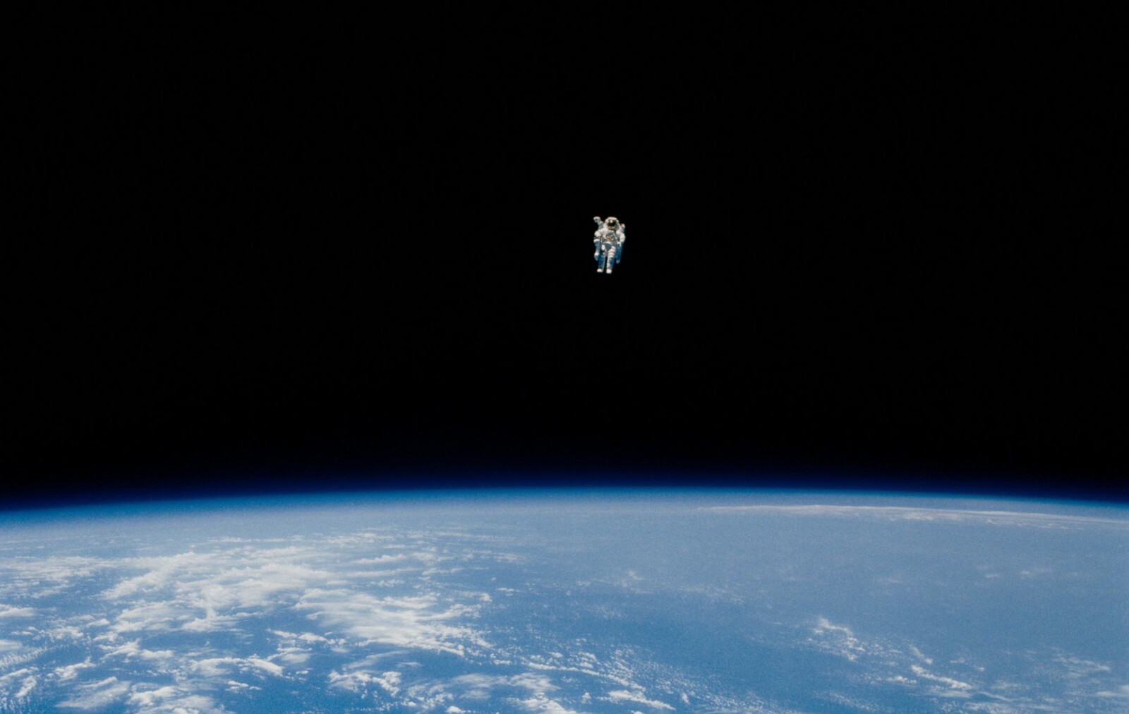 <b>FARVEL TRYGGHET:</b> Bruce McCandless var den første astronauten som testet en ryggmontert manøvreringsenhet med små rakettmotorer. Innretningen fungerte så tillitvekkende at han til slutt våget å manøvrere seg nesten 100 meter vekk fra Romfergen. Hadde astronauten fått motorstopp, hadde han ikke hatt mulighet til å manøvrere seg tilbake til tryggheten til moderskipet.