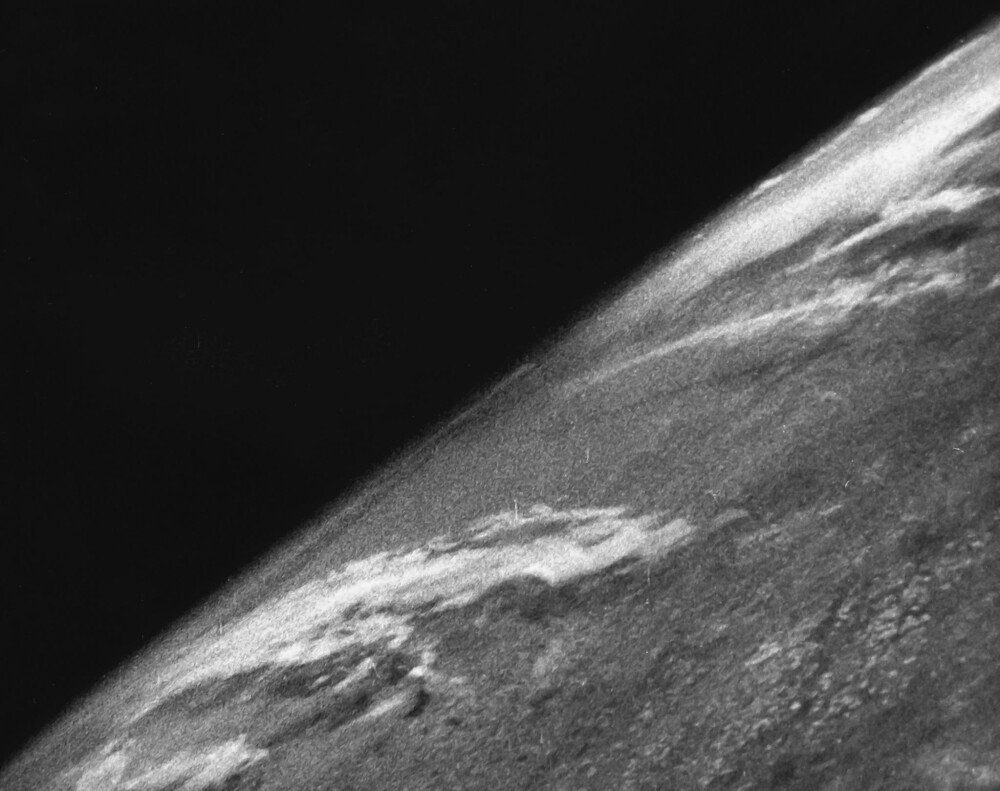 <b>FØRSTE ROMFOTO:</b> Verdens første foto tatt fra verdensrommet ble tatt ved hjelp av en tysk V-2 rakett som opprinnelig var ment som et avansert masseødeleggelsesvåpen. Krummingen til horisonten er godt synlig fra 100 kilometers høyde.