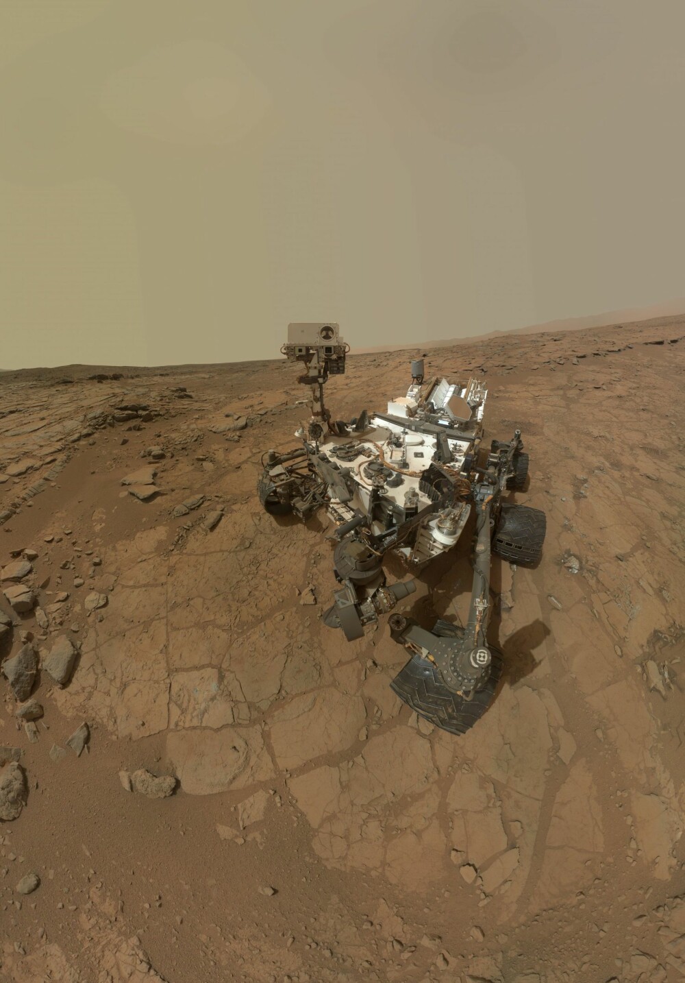 <b>MARS-SELFIE:</b> Er det liv på Mars? sang David Bowie. Etter at Mars-roboten Curiosity landet på Mars i 2012 etter å ha tilbakelagt 560 millioner kilometer, har den blant annet funnet vann under mars-overflaten, noe som kan være grunnlaget for liv. Den er også en racer til å ta selfier med kameraet på robotarmen. Ved å sy sammen flere titalls bilder kan den gi et naturtro inntrykk av hvordan den ser ut på avstand mens den kjører rundt.