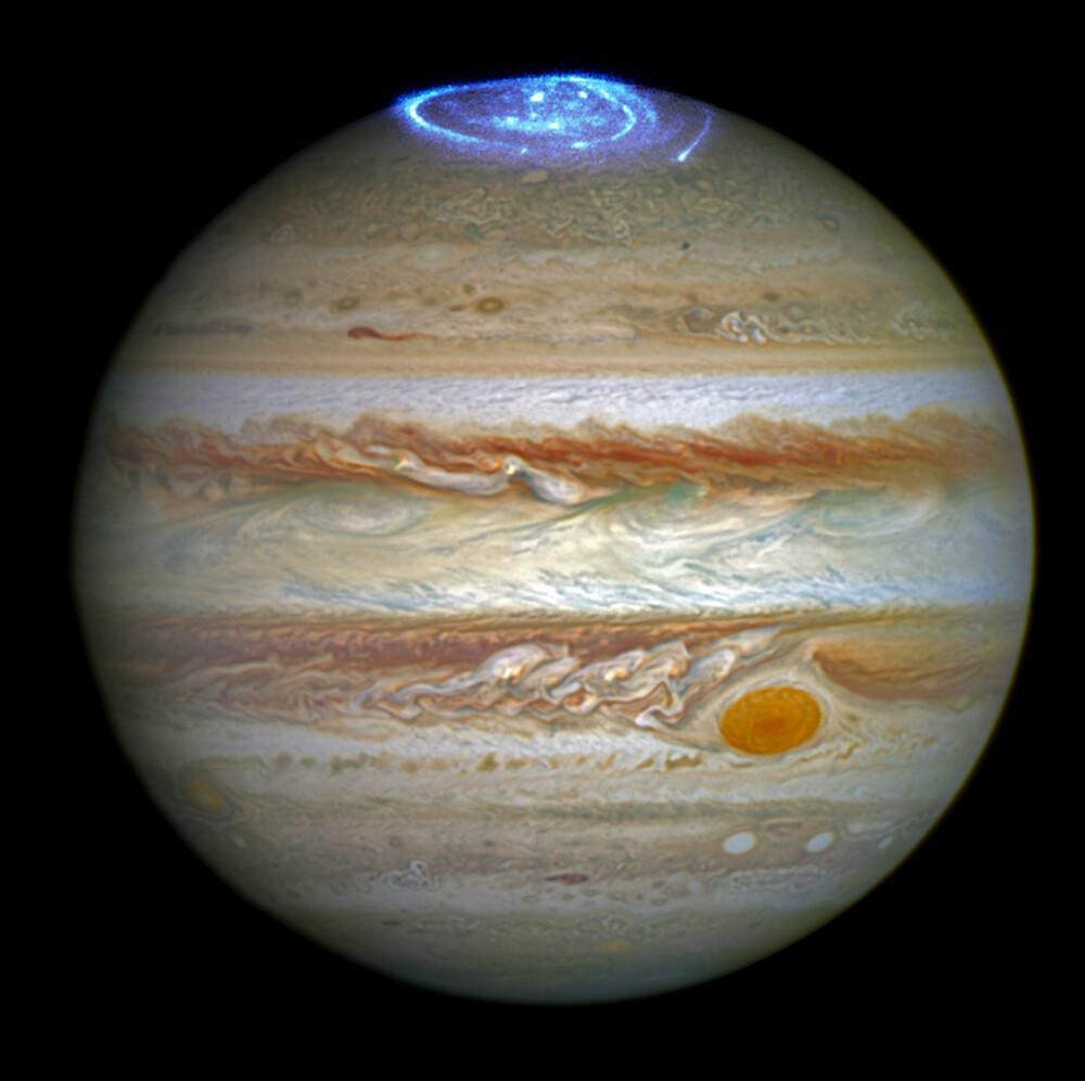 <b>NORDLYS:</b> Romteleskopet Hubble som går i bane rundt jorden er kjent for å levere detaljerte bilder av himmellegemer langt unna. En av nyobservasjonene i 2016 var nordlyset på Jupiter som er langt kraftigere enn det vi opplever her på jorden. – Det ser nesten ut som om det er fyrverkerifest på Jupiter, uttalte en av astronomene.