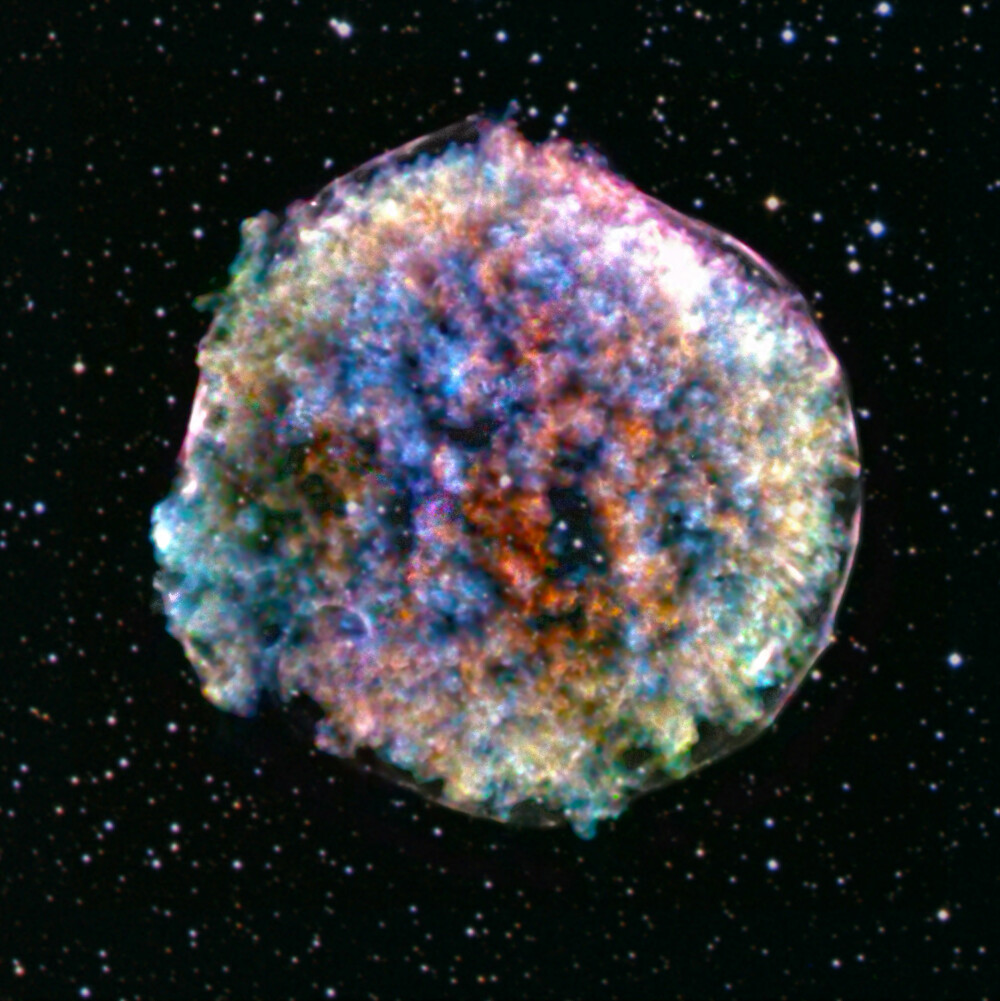 <b>DØDSKAMP:</b> Restene av supernovaen Tycho sett gjennom røntgenkameraet til satellitten Chandra. Det man ser er sjokkbølgene etter eksplosjonen som har varmet stjernerestene opp til flere millioner grader. Ved hjelp av datasimuleringer kan forskere studere hvordan stjerner eksploderer, noe som igjen er viktig for å forstå hvordan universet ekspanderer.
