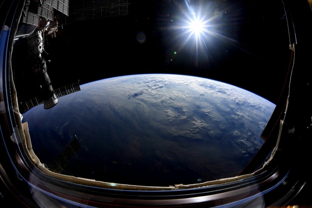 <b>ROM MED UTSIKT:</b> Astronaut Nick Hague la ut dette bildet i oktober med kommentaren: <br/>«I dag er min siste mandag om bord i dette romlaboratoriet og jeg nyter den siste utsikten». Hague tilbrakte seks måneder på Den internasjonale romstasjonen (ISS). På den tiden tilbakela han 130 millioner kilometer i løpet av 3248 jordomløp.