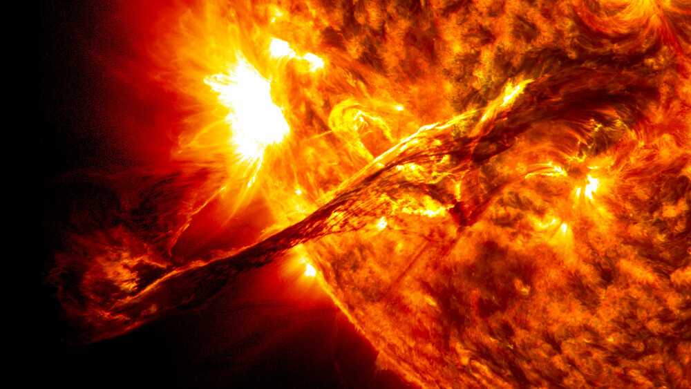 <b>SPEKTAKULÆRT:</b> En søyle av solmasse skytes ut i verdensrommet 31. august 2012, <br/>i et spektakulært fenomen som kalles Coronal Mass Ejection (CME).