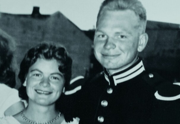 Stormende forelskede 18-åringer på Gardeballet i 1959. Stormende forelskede 18-åringer på Gardeballet i 1959.