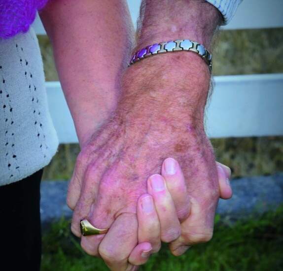 <b>TRYGG­HET:</b> Også for 78-år­in­ger gir det trygg­het å ha en hånd å hol­de i. 