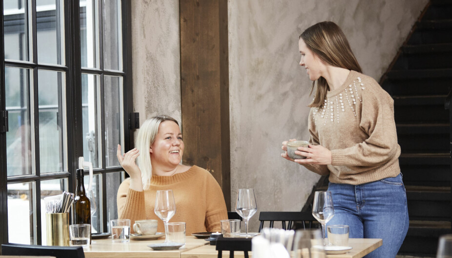 PÅ KAFÉ: Før de meldte seg inn i Hey girl! synes både Annicka (t.v) og Camilla det var krevende å få nye venner i voksen alder. Helt ulike livssituasjoner, hvor mange var etablert med mann og barn, gjorde det vanskelig å finne tid til å treffes. Begge hadde lyst til å få større nettverk, nye venner de kunne finne på ting sammen med.