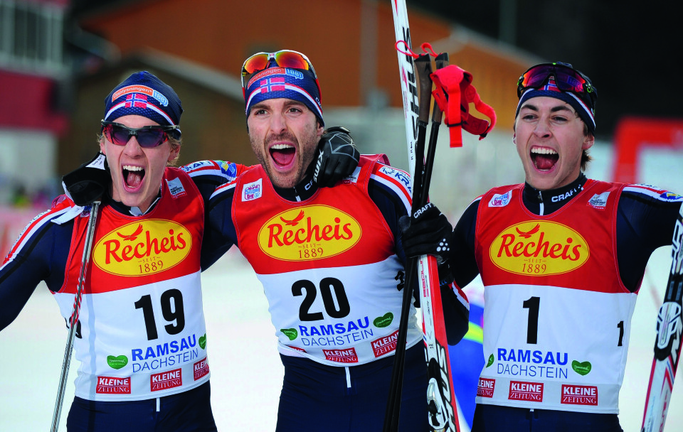 GULLGUTT: Magnus Moan jubler etter World Cup-seier i Ramsau i desember 2015. Magnus Krog (t.v.) og Jarl Magnus Riiber tok henholdsvis sølv og bronse.