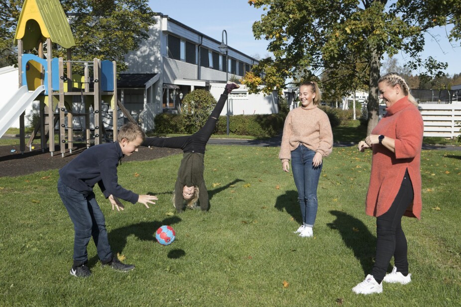 <b>AKTIV FAMILIE:</b> Både Tina og barna er aktive. Hanna (13) og Henrik (10) spiller håndball mens Heidi (10) danser freestyle. Men de tar gjerne runde med ballen utenfor huset på Skedsmokorset sammen med mamma.