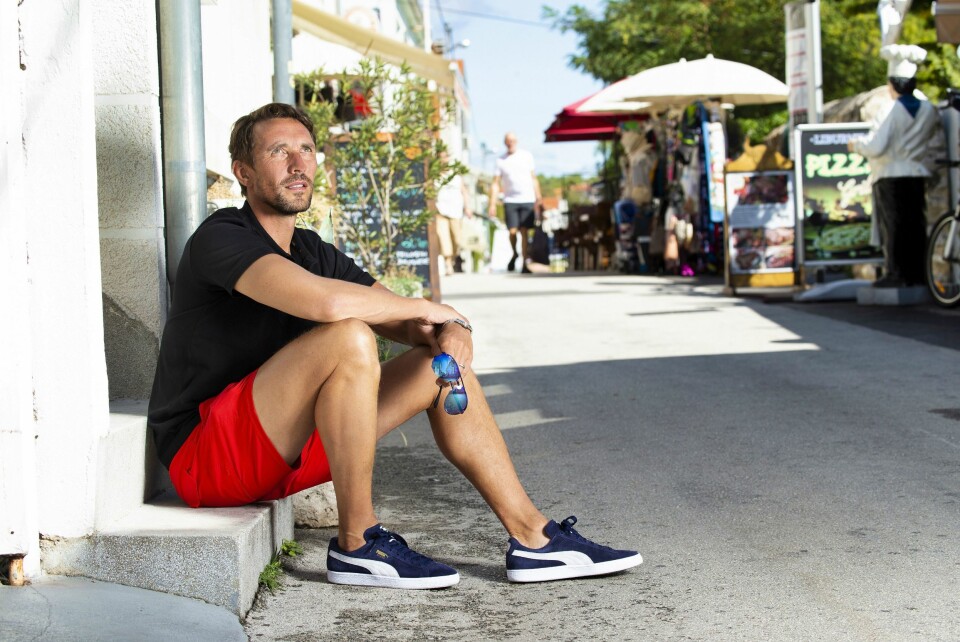 ENGLEVAKT: Katten sies å ha ni liv. Vidar Riseth kan ikke ligge langt unna. Hele tre ganger har han stirret døden i hvitøyet.