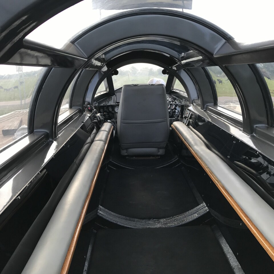 PLASS: Du sitter som i en tube. Setet er kapteinstolen foran kontrollpanelet.