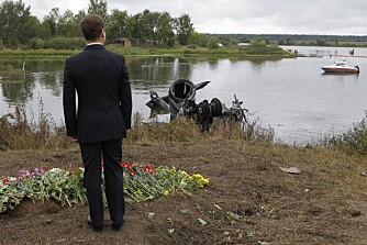 <b>TRAGEDIE:</b> President Dmitrij Medvedev legger ned en krans ved Volga-elven der et helt ishockeylag ble utradert i 2011.