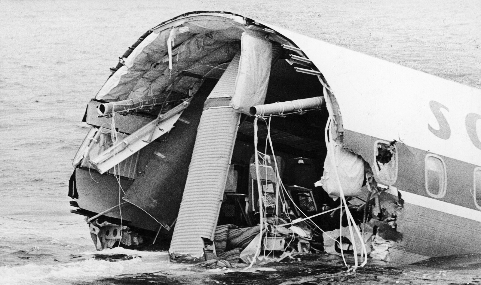 <b>VRAKET:</b> Restene av «Sverre Viking» i sjøen utenfor Los Angeles. Passasjeren Inger Reese satt i den bakerste seteraden som holdt seg flytende.