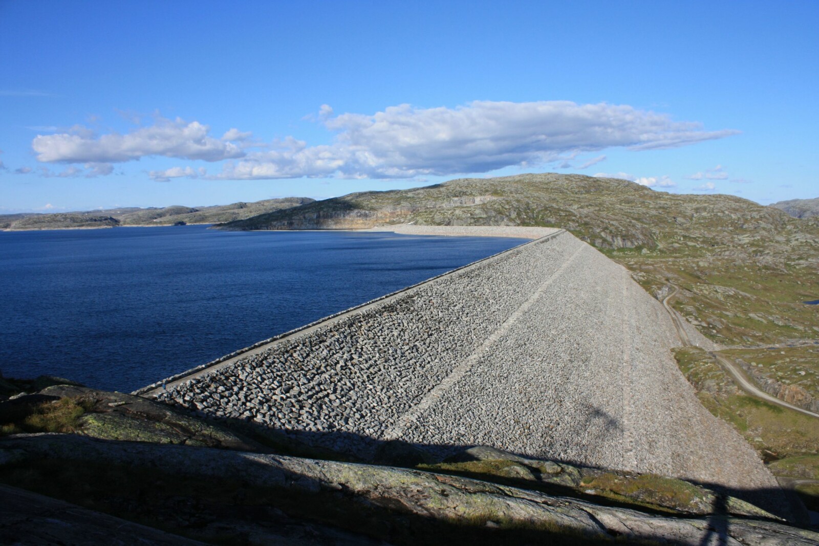 <b>STØRST:</b> Norges største vannmagasin, Blåsjø. Dersom denne demningen kollapser, vil innbyggerne i hele Setesdalen ned til Kristiansand være i fare.