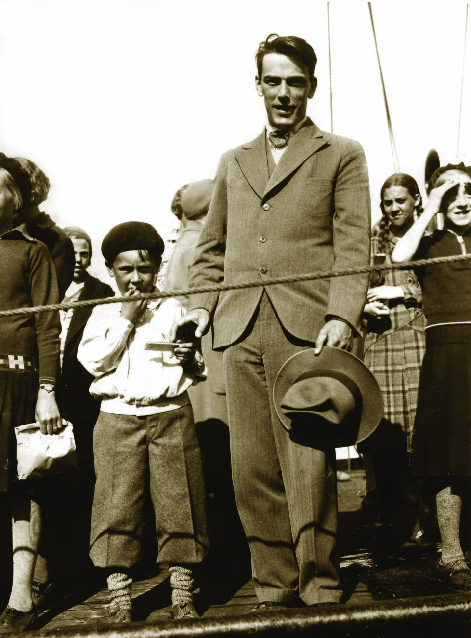UT I VERDEN: Den 16. juni 1933 sto Didrik Lærum og sønnen Birger på dekket av skipet som skulle bringe dem ut i verden og til jernbaneevnetyr i Iran.